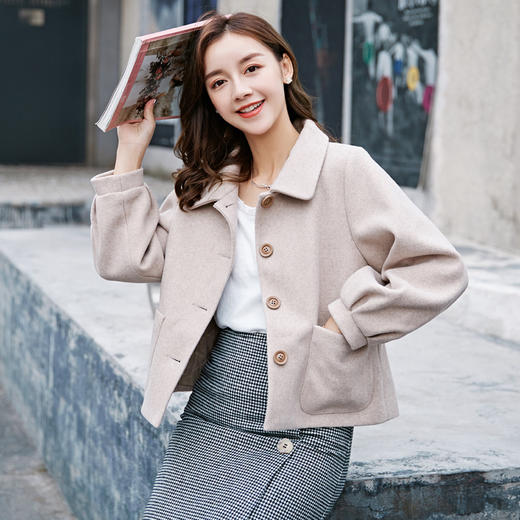 芊艺女装 短款毛呢外套女2019冬季新款杏色长袖短外套搭配裙子的上衣