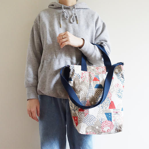 HUGOJIRO竖版手提斜挎包插画小村庄 商品图3