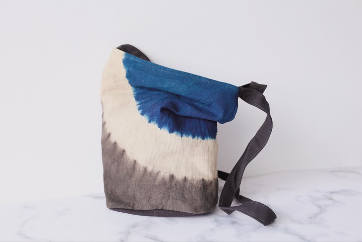 天然植物染斜挎布包 扎染水桶包