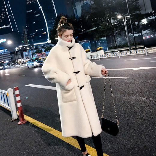 MX-253冬季新款羊驼颗粒羊毛牛角扣皮毛一体皮草外套 商品图2