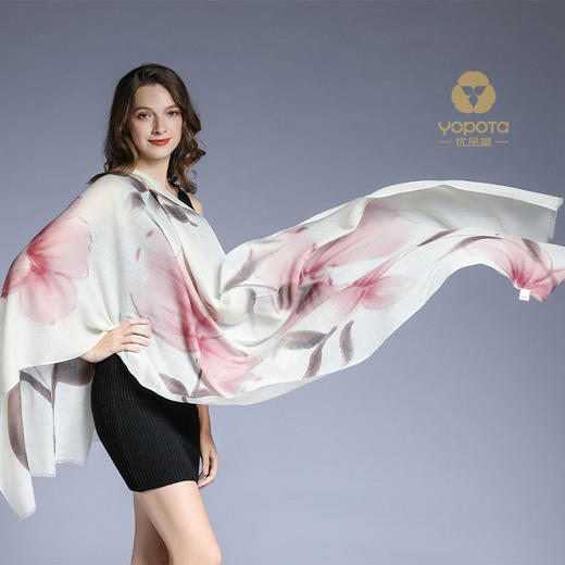 优品堂“花好月圆”羊毛喷绘百搭围巾披肩两用长巾 商品图3