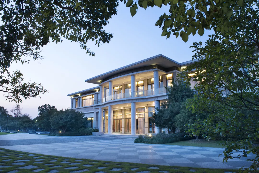 ★五星国宾馆★ 低至¥799起/晚，周末不加价！【苏州金鸡湖大酒店】享豪华园景房+早餐，另可选下午茶/自助晚餐/射箭卡丁车/2间夜套餐，尊享湖畔花园式度假！有效期至2025年12月31日