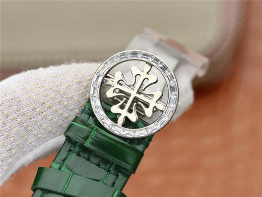 百达翡丽升级版星空5102绿色面限量版。天月款日内瓦苍穹系列你可想象把星空佩戴在腕上吗？这款星空腕表独具特别星象功能，蓝色圆表盘上就能欣赏日内瓦苍穹图，还有金色月球运行轨迹。 商品图7