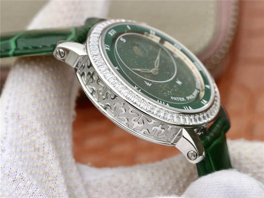 百达翡丽升级版星空5102绿色面限量版。天月款日内瓦苍穹系列你可想象把星空佩戴在腕上吗？这款星空腕表独具特别星象功能，蓝色圆表盘上就能欣赏日内瓦苍穹图，还有金色月球运行轨迹。 商品图4