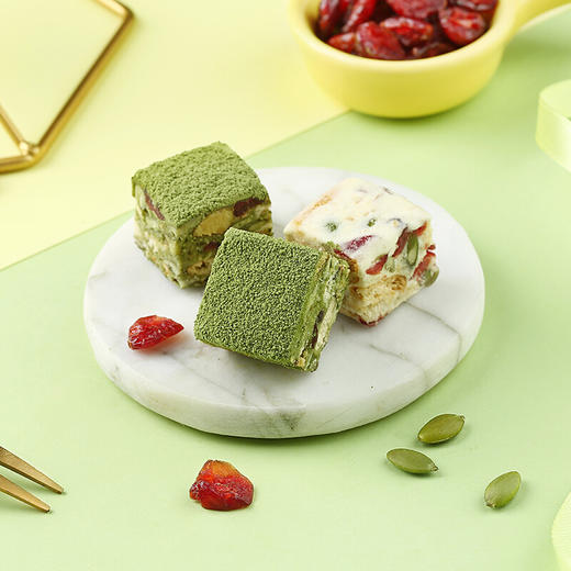 ※买一送一！网红推荐雪花酥 糕点心 牛扎奶芙 沙琪玛 牛轧糖 抹茶 蔓越莓 雪花酥 百草味 200g/袋 商品图1