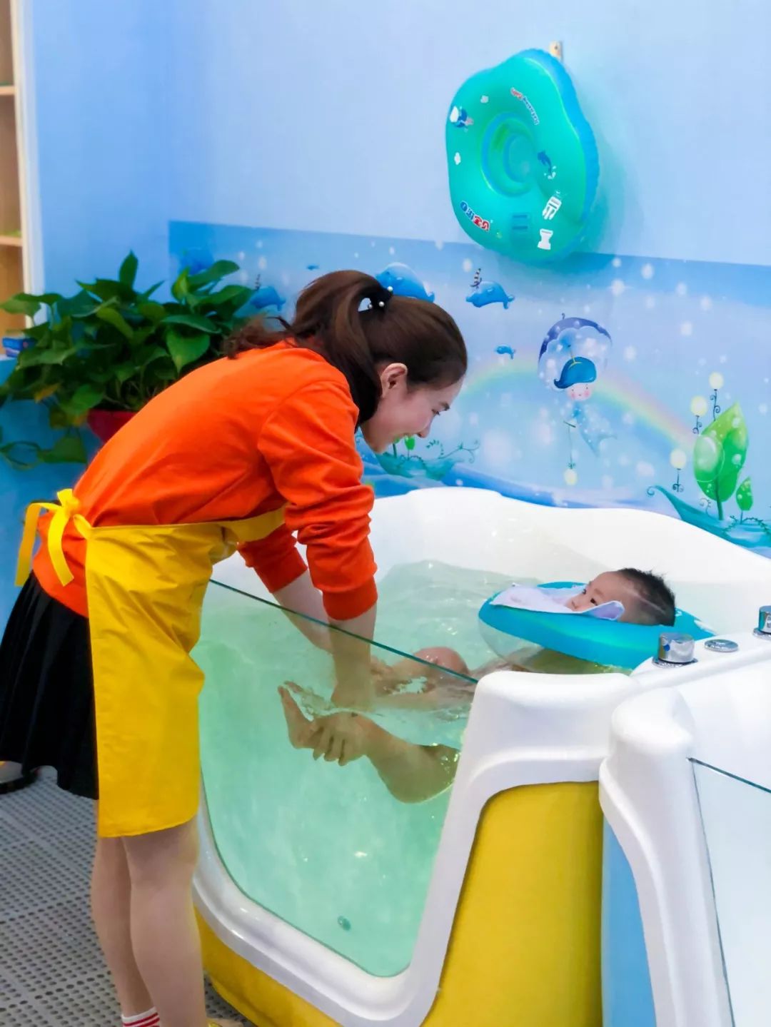 水育师会在旁陪同宝宝一起玩耍!