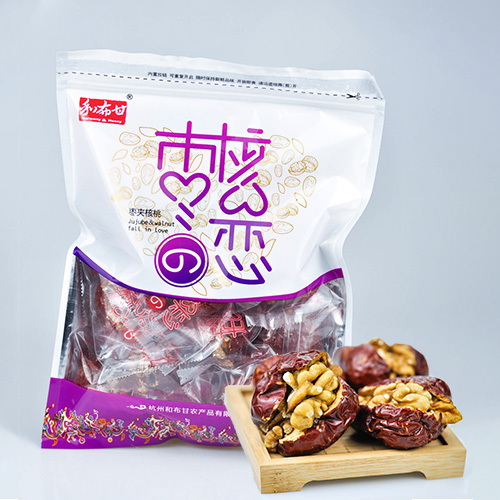 【新货！新疆枣夹核桃】新疆大枣、核桃的完美结合，还夹杂着些许酸甜葡萄干，甜而不腻，营养加倍，健康加倍。净含量500克/袋，江浙沪皖顺丰包邮~