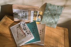 《门里看京都》作者李远旅居京都多年，以数十个短篇带你地道游京都。他笔下的京都一景一物已融入生活的日常，温润、鲜活，带你走进唐诗宋词般的“千年古都”京都。