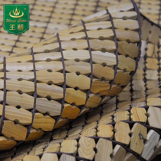 王朝红豆杉凉席精制而成，不仅让您受到夏日的夏爽，更能呵护您的健康 商品图2