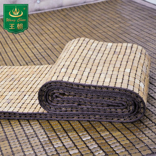 王朝红豆杉凉席精制而成，不仅让您受到夏日的夏爽，更能呵护您的健康 商品图0