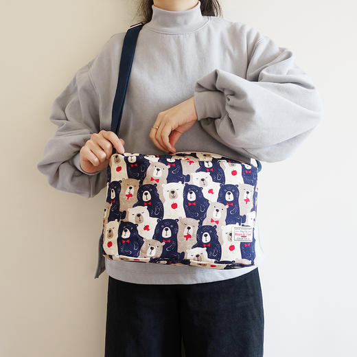 HUGOJIRO中号斜挎包插画暖心苹果小熊 商品图2