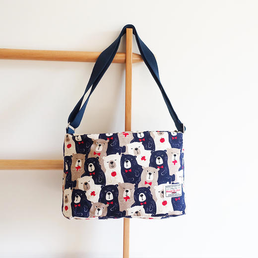 HUGOJIRO中号斜挎包插画暖心苹果小熊 商品图0