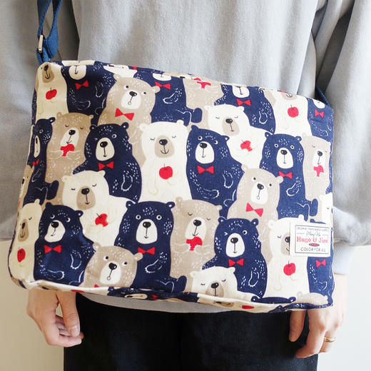 HUGOJIRO中号斜挎包插画暖心苹果小熊 商品图3