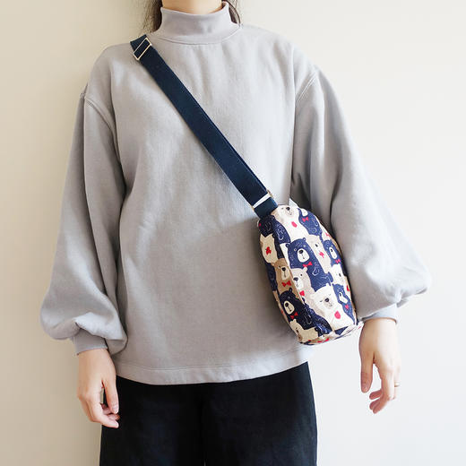 HUGOJIRO中号斜挎包插画暖心苹果小熊 商品图1