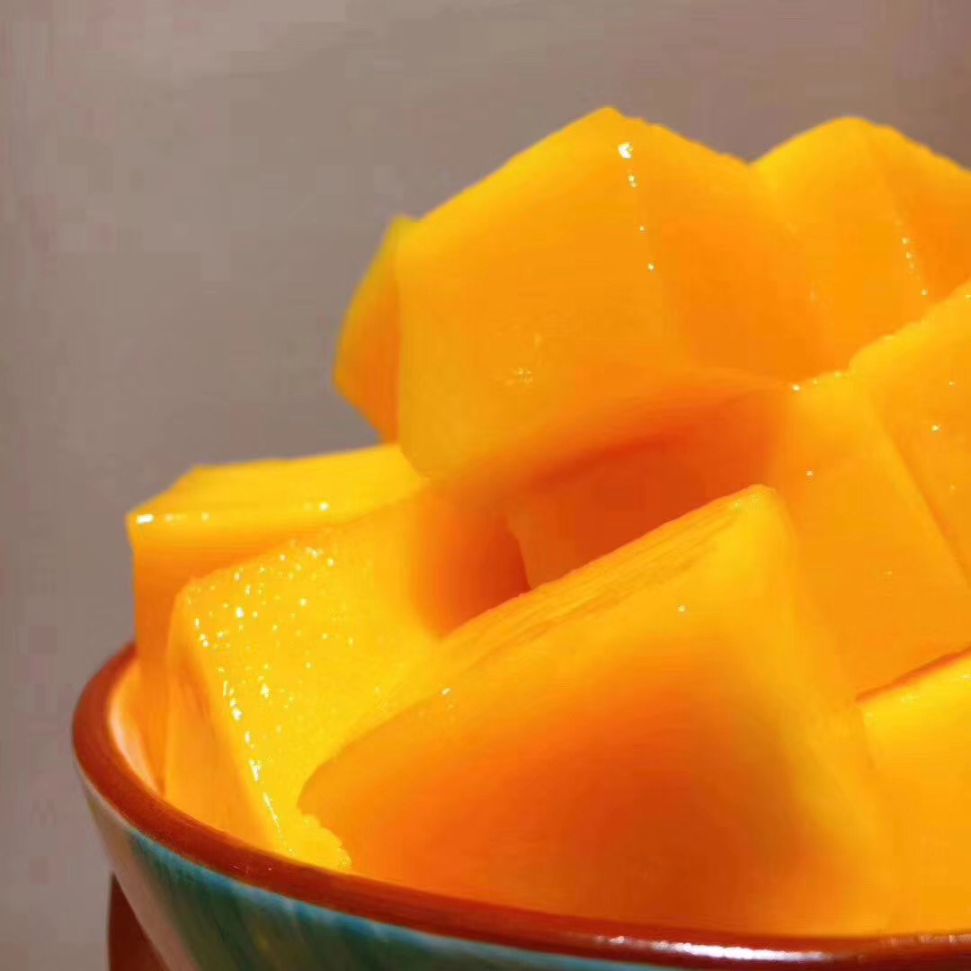 🥭炒鸡好的水仙芒，芒果中的极品，香如清雅的水仙花🌸咬下去丰盈的水分和甜蜜的味道刺激着味蕾，是每一个姑娘心中的圣果。6只精装