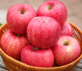 青怡洛川苹果，可以连皮吃的苹果，松脆可口，果香十足（微酸），整件精致外包装