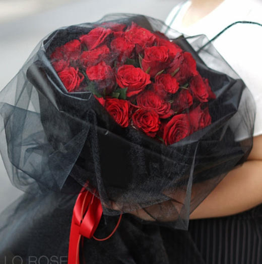 三生三世    33支红玫瑰网红黑纱(1700) 商品图0