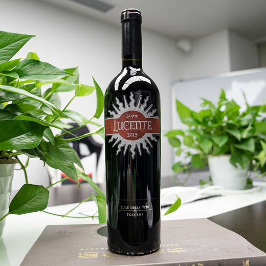 麓鹊酒庄副牌干红葡萄酒lucedellavitelucenteigt2015