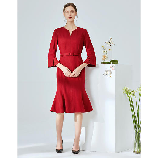 EITIE爱特爱春季新款简约显瘦V领包臀收腰喇叭袖连衣裙女中长6107803 商品图2