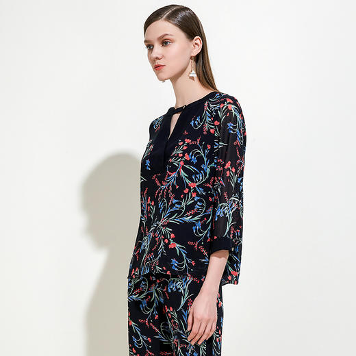 EITIE爱特爱女装春夏季V领七分袖很仙的文艺时尚印花小上衣5913609 商品图2