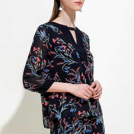 EITIE爱特爱女装春夏季V领七分袖很仙的文艺时尚印花小上衣5913609 商品图0