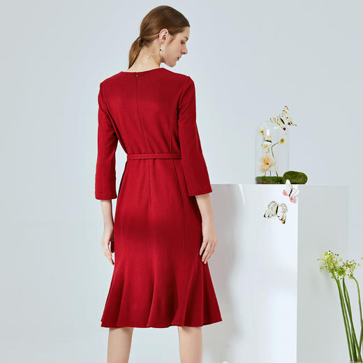 EITIE爱特爱春季新款简约显瘦V领包臀收腰喇叭袖连衣裙女中长6107803 商品图3