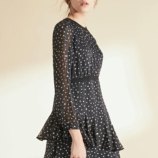 EITIE爱特爱女装秋季层次荷叶边收腰显瘦黑白波点连衣裙6007717 商品图3