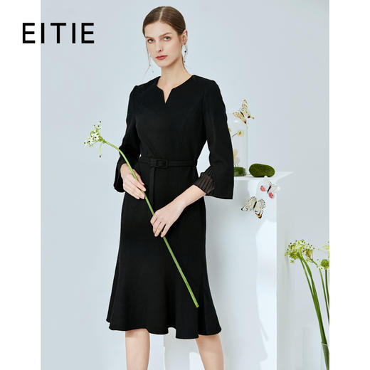 EITIE爱特爱春季新款简约显瘦V领包臀收腰喇叭袖连衣裙女中长6107803 商品图1