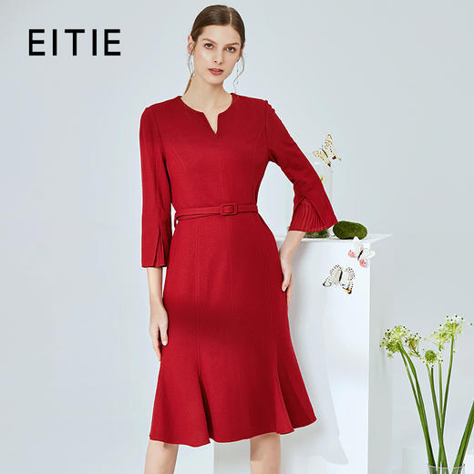EITIE爱特爱春季新款简约显瘦V领包臀收腰喇叭袖连衣裙女中长6107803 商品图0