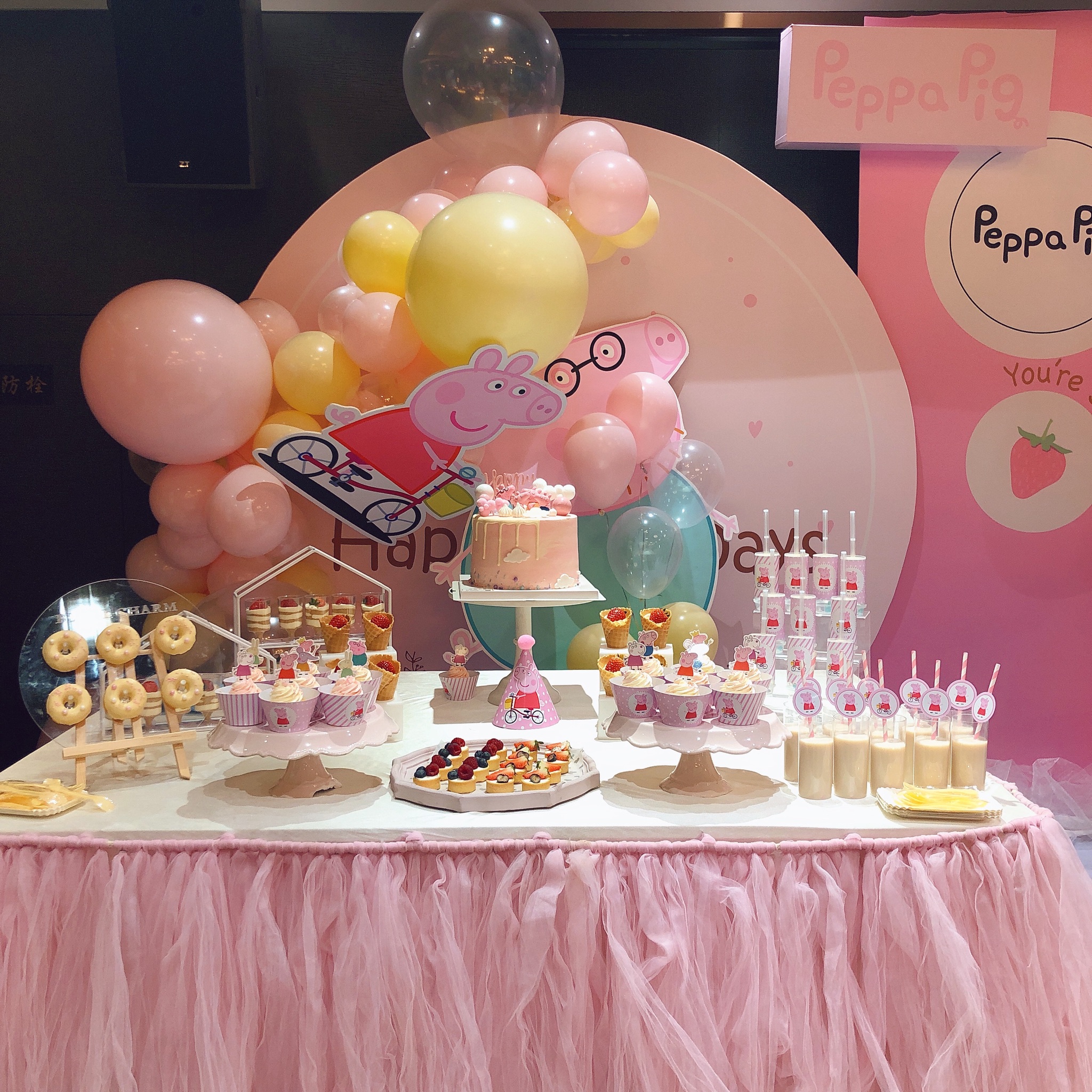 小猪佩奇粉色甜品台
