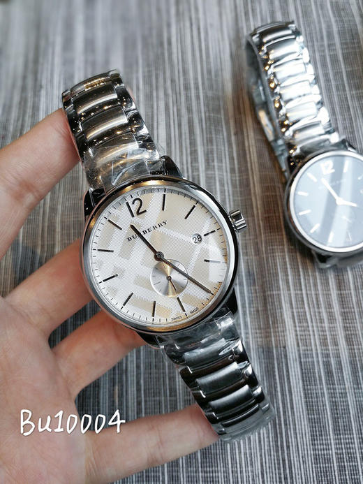 原单巴宝莉Burberry Bu10004
机芯：原装瑞士石英金机
表壳：316L精钢
表带：316L精钢
表镜：强化矿物质玻璃 商品图0