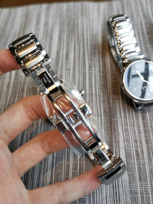 原单巴宝莉Burberry Bu10004
机芯：原装瑞士石英金机
表壳：316L精钢
表带：316L精钢
表镜：强化矿物质玻璃 商品图6
