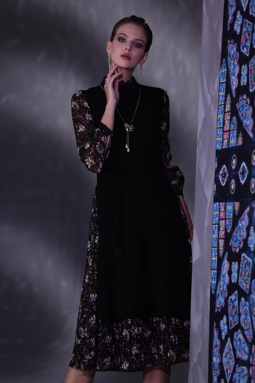 【伯妮斯茵】 简约大方黑色背心款毛织连衣裙--太阳窗的幻想--《因汉而生--哥特》3ES6231 商品图2