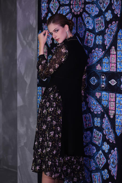 【伯妮斯茵】 简约大方黑色背心款毛织连衣裙--太阳窗的幻想--《因汉而生--哥特》3ES6231 商品图4