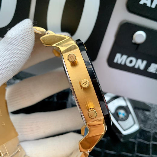 迪赛 DIESEI 精品男士腕表 卓越腕时计  
表带：316L精钢表带 舒适佩戴  
材质: 矿物质钢化玻璃  904L精钢壳 商品图5