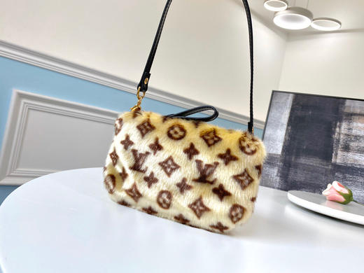 春季特惠💰1060 原单品质 M76096 2020秀款 MonogramConstellation人工皮草貂毛与绒内衬映现奢华,Monogram 商品图2