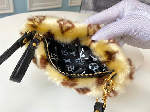 春季特惠💰1060 原单品质 M76096 2020秀款 MonogramConstellation人工皮草貂毛与绒内衬映现奢华,Monogram 商品图8