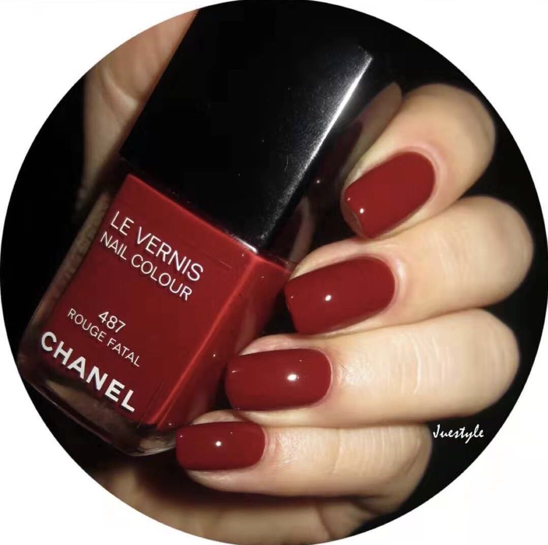 新年开运色 香奈儿LE VERNIS 指甲油 487rouge fatal诱人胭脂 超值显白显白显白！定价320 内部无盒福利品 外瓶剐蹭特价2折！