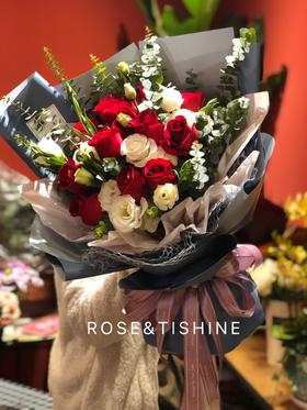 【情有独钟】12朵卡罗拉红玫瑰➕洋桔梗➕尤加利叶高大上花束