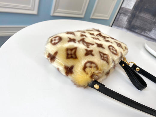 春季特惠💰1060 原单品质 M76096 2020秀款 MonogramConstellation人工皮草貂毛与绒内衬映现奢华,Monogram 商品图1