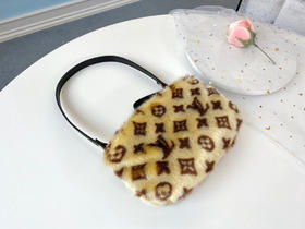 春季特惠💰1060 原单品质 M76096 2020秀款 MonogramConstellation人工皮草貂毛与绒内衬映现奢华,Monogram