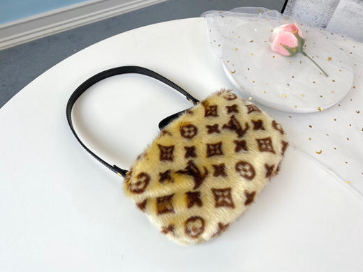 春季特惠💰1060 原单品质 M76096 2020秀款 MonogramConstellation人工皮草貂毛与绒内衬映现奢华,Monogram 商品图0