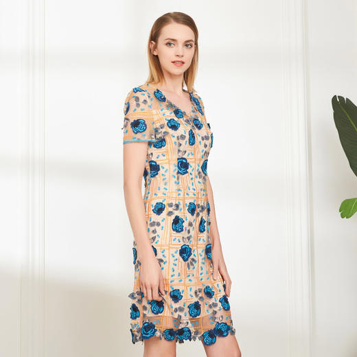 PF84A斯尔丽夏季新品 蕾丝全身贴花 短袖修身V领 中款连衣裙 商品图2