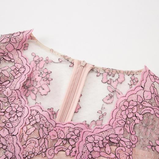 QF81D斯尔丽夏季新品丝质粉色绣花蕾丝常规款宽松短袖连衣裙 商品图3