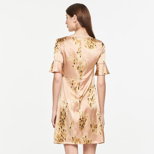 QF83F瑟俪时尚喇叭袖中裙气质圆领连衣裙 商品图1