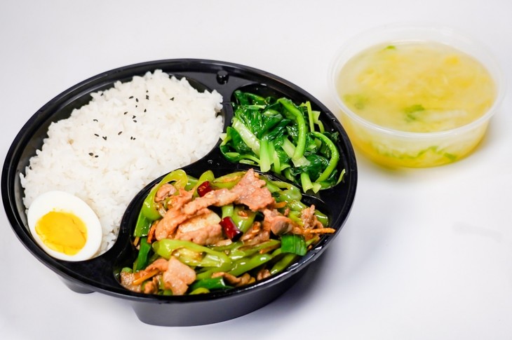 花菜炒肉套饭(花菜炒肉 配菜 米饭 汤)小炒肉套饭(小炒肉 配菜 米饭