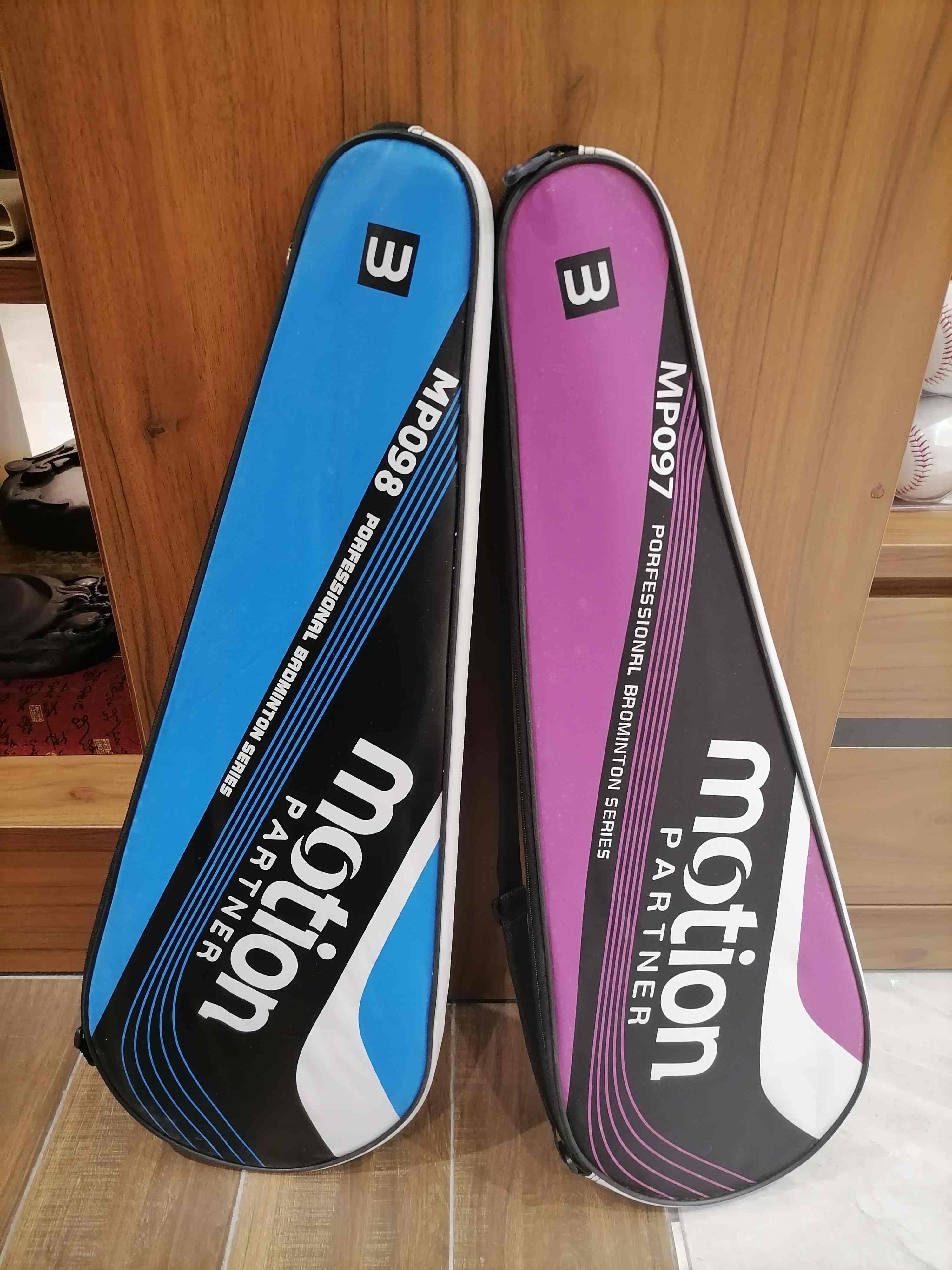 大特价 运动伙伴电镀全碳羽毛球拍MP097 装球拍的袋子有些许损（介意者请勿拍），但是球拍完好光亮。原价198元/支，现放大价打7折啦，数量有限，先买先得！温馨提示：特价产品一经售出概不退货！