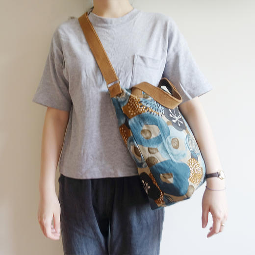 HUGOJIRO竖版手提斜挎包插画大梅花 商品图1