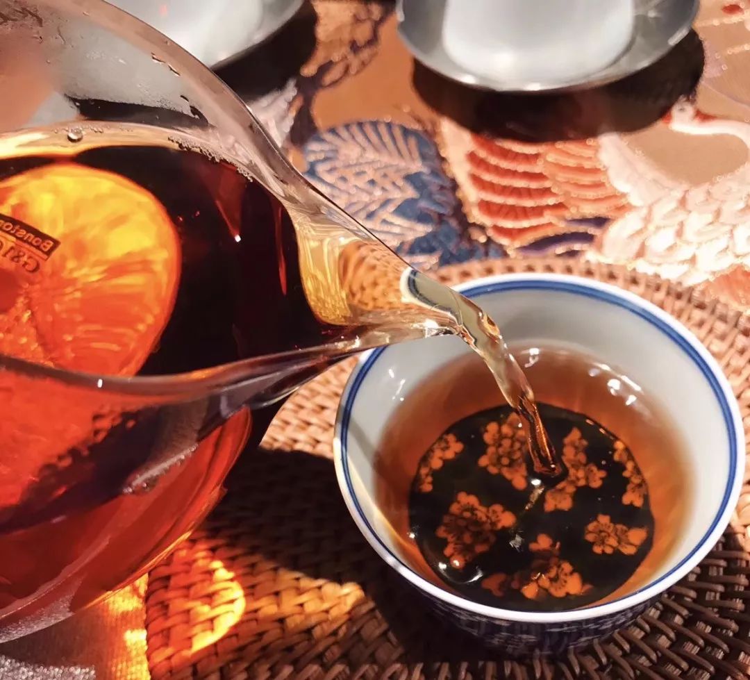 如何判断老白茶的大概年份？听说有的商家把新白茶做旧成老白茶销售？有什么鉴别技巧？