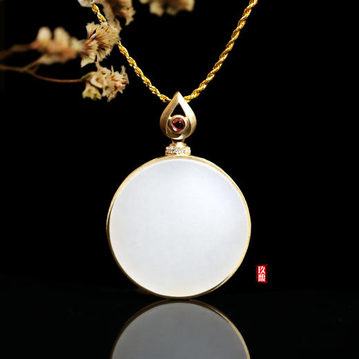 18k黄金和田玉白玉镶钻吊坠明镜台圆牌直径22mm